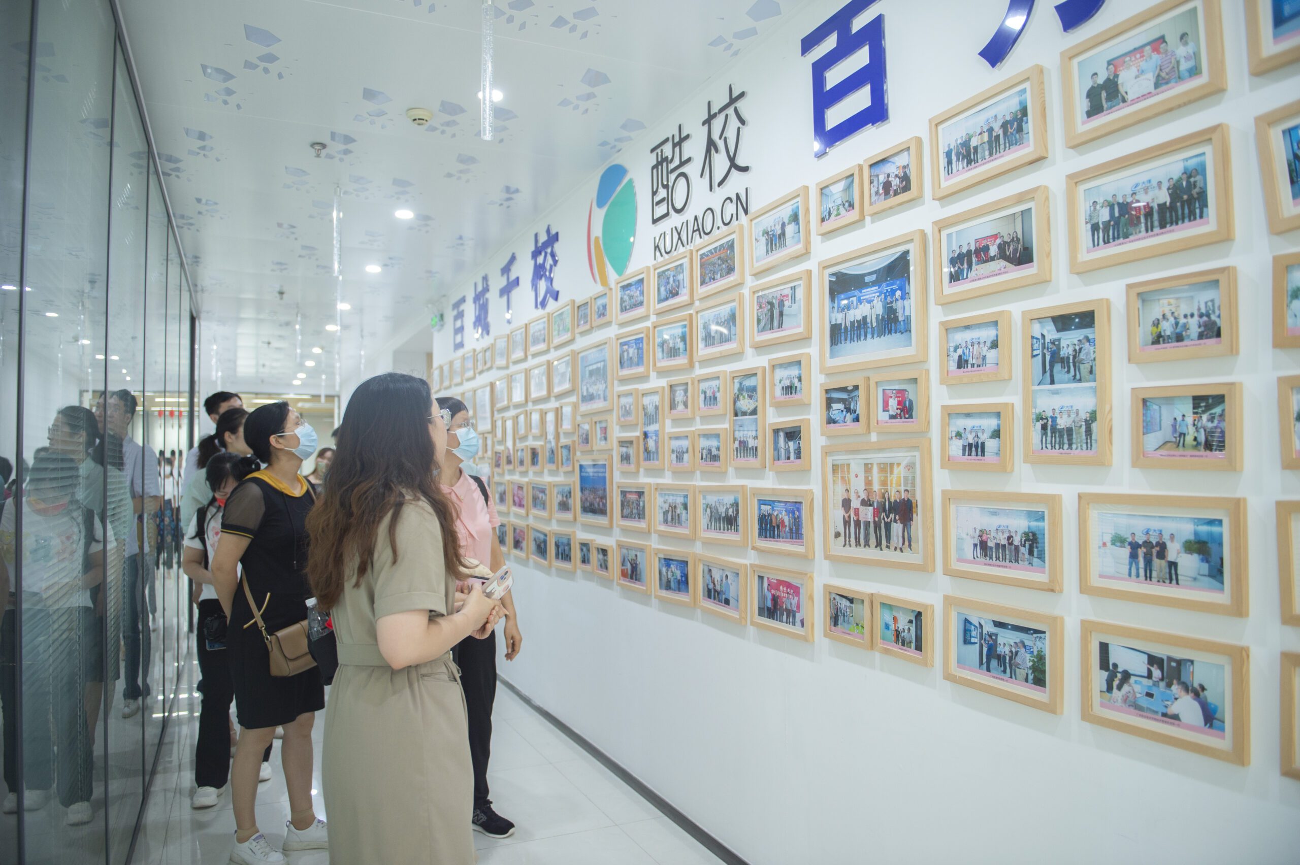 廣州番禺職業技術學院電子(zǐ)商務教師技能提升培訓班組團參訪,理實一(yī / yì /yí)體化産教融合平台,跨境電商實訓平台,跨境電商教學實訓系統,跨境電商産業學院解決方案,人(rén)才培養就(jiù)業推送,跨境電商師資培訓_www.itdayang.com